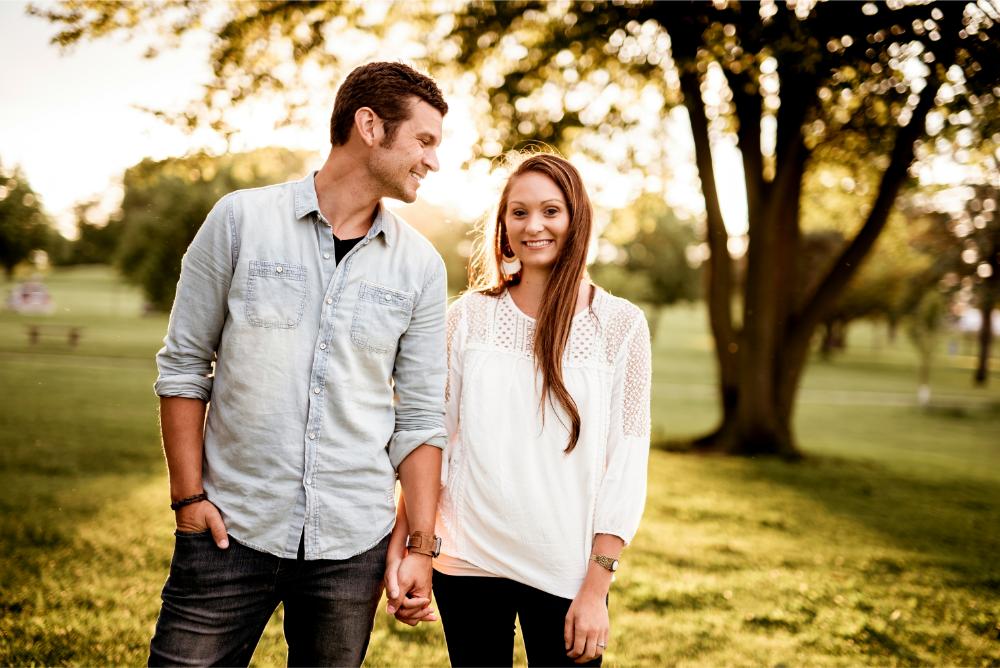 Mujer y hombre cogidos de la mano