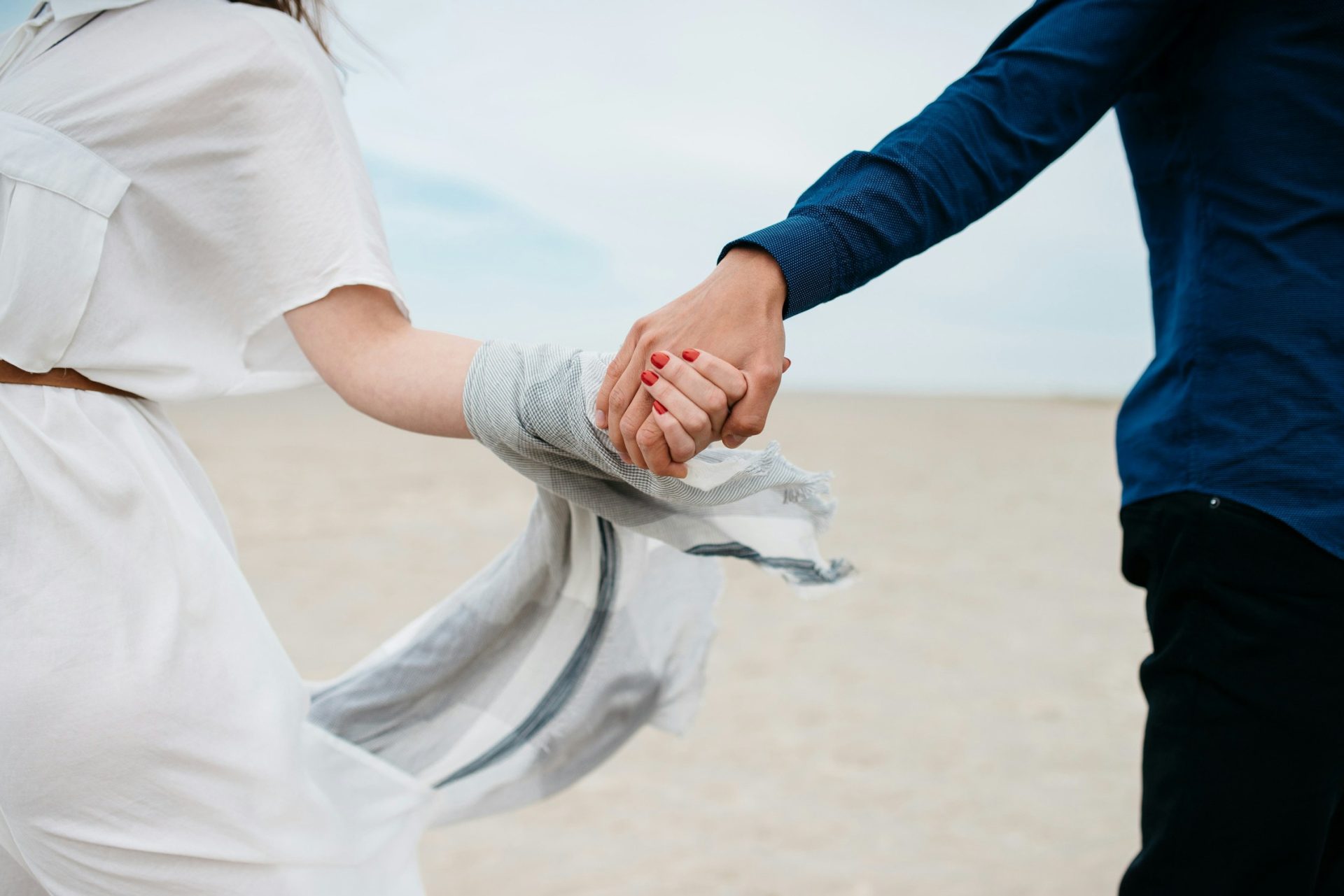 Hombre y mujer cogidos de la mano