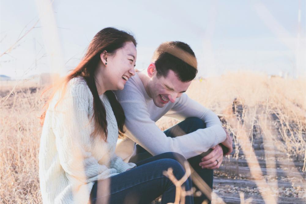 Hombre y mujer riéndose